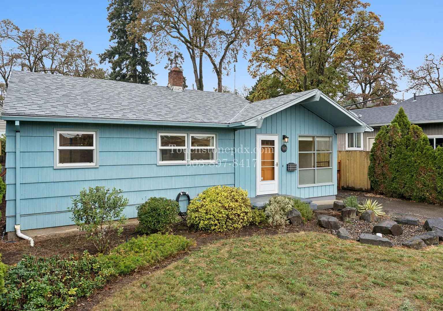 Charming Gladstone 3 Bed Home with Hardwood Floors, AC & Backyard — Photo 4