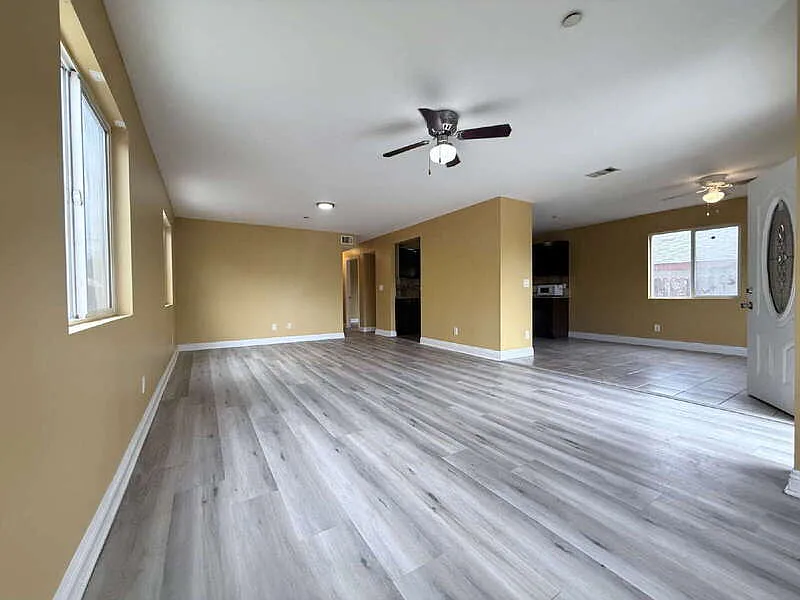 Building Photo - 943 W 68th St #4