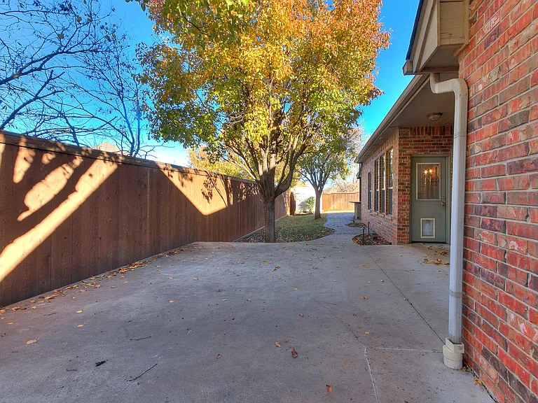 17121 Kemble Ln — Photo 20