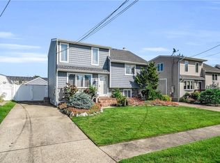 75 East Dr, Copiague, NY 11726