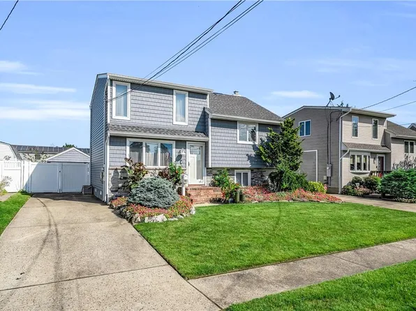 75 East Drive, Copiague, NY 11726