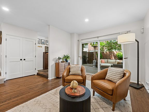 4th image of 1843 N Hudson Ave #A
