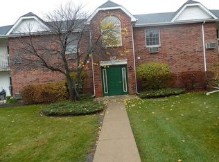 350 Leah Ln APT 2A, Woodstock, IL 60098