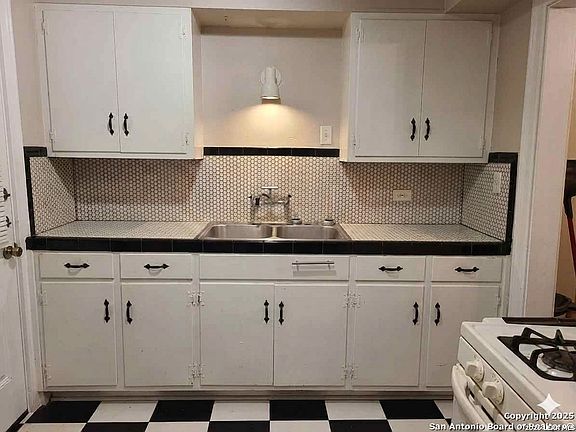 5th image of 335 E Rosewood Ave APT 3