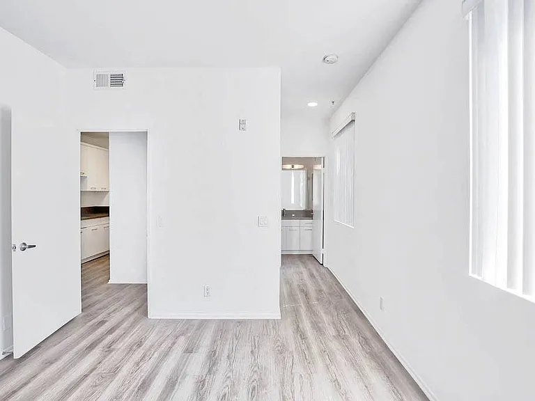 6600 Yucca — Photo 11