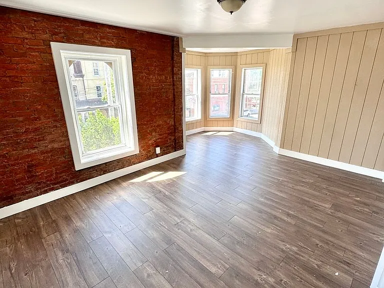 535 W Tilghman St — Photo 14