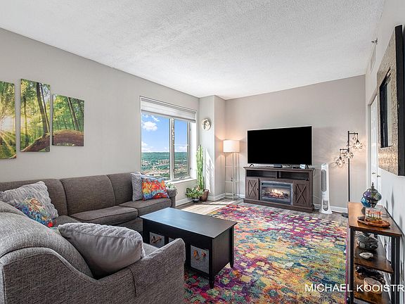 5th image of 79 Campau Cir NW