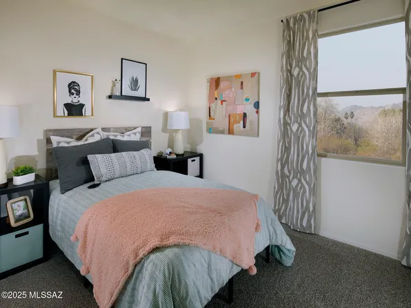 9877 N Summerstone Ave, Tucson, AZ 85743