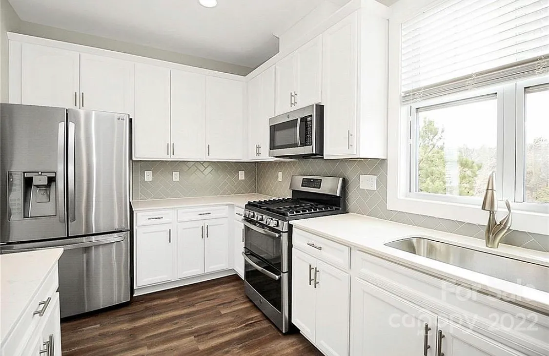 4 bed, 2.5 bath, 2394 sqft, $3,100 — Photo 2