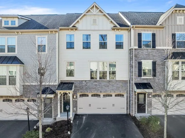 884 Beacon Ln, Pittsburgh, PA 15237