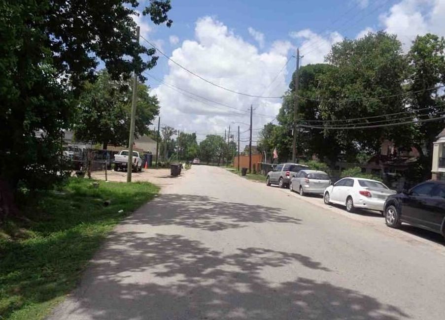 Exterior Neighborhood (street photo)