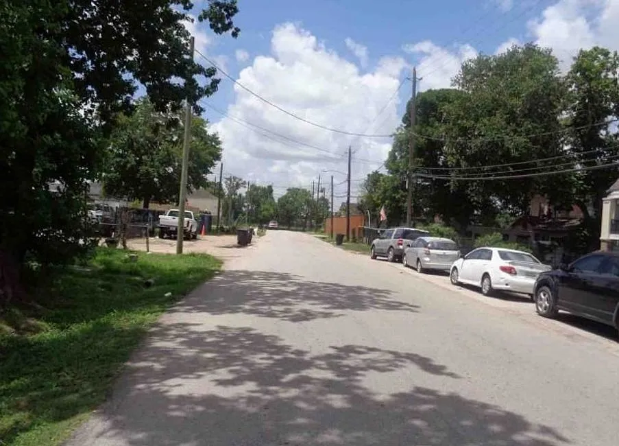 Exterior Neighborhood (street photo)