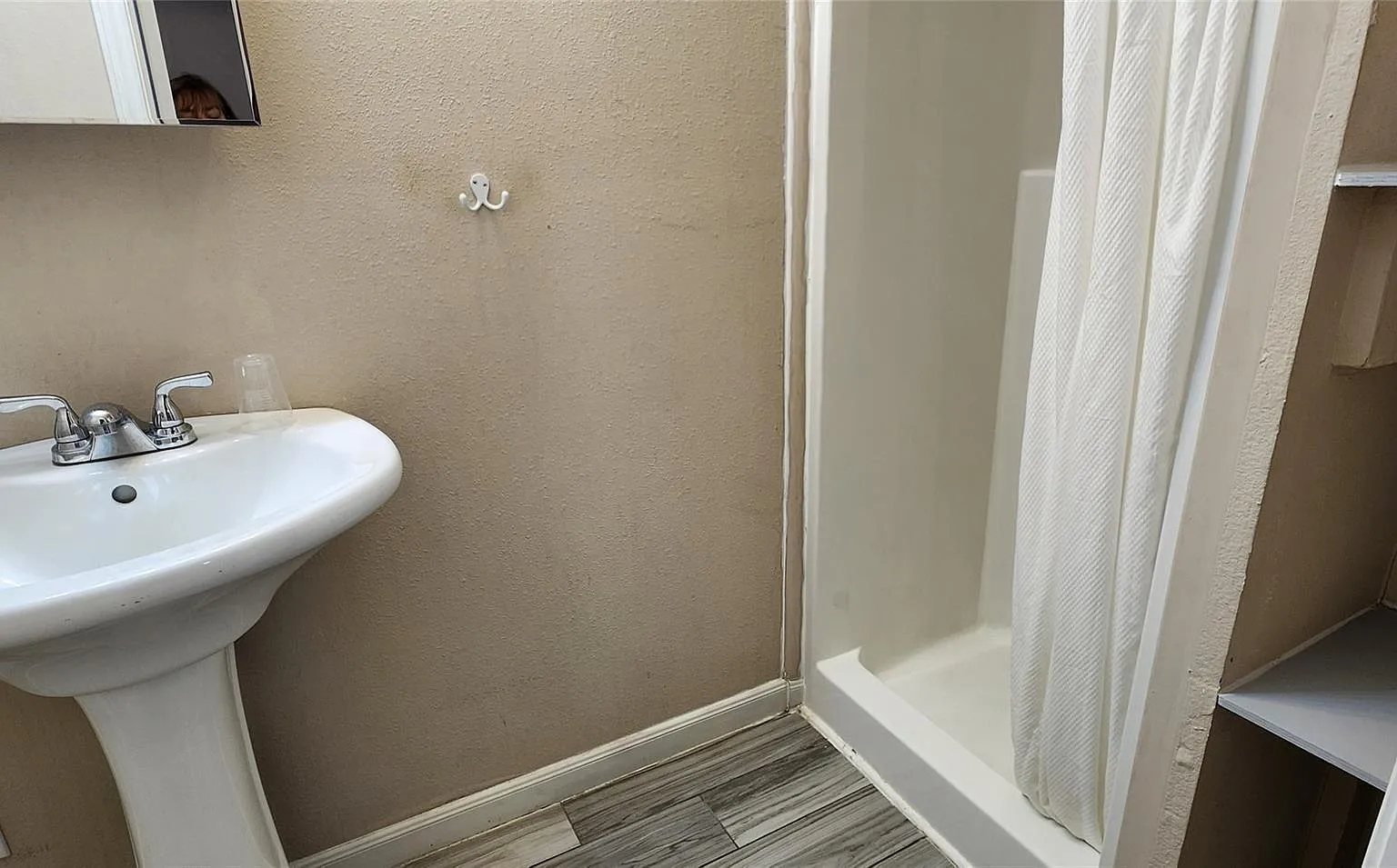 1 bed, 1.0 bath, 8910 sqft, $1,000 — Photo 4