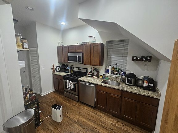 5th image of 1644 N Hermitage Ave #1F