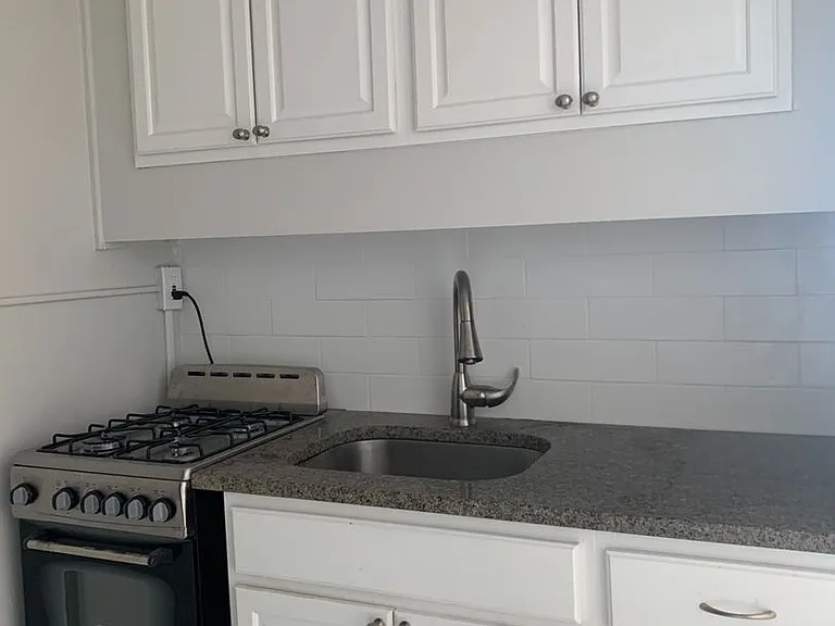 100 Howe Street — Photo 103