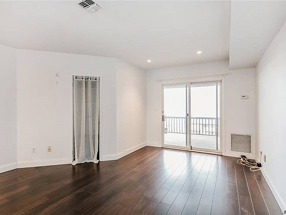 5th image of 205 Fox Hill Dr