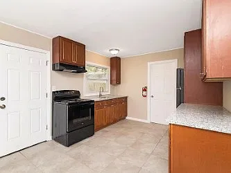 6 Surrey Ln — Photo 7