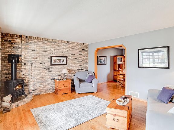 4th image of 2114 Holly Ave N