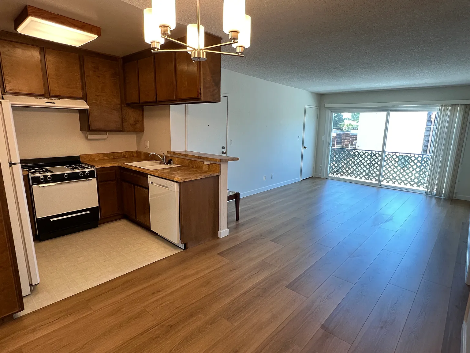 2 bed, 820 sqft, $2,300 — Photo 3