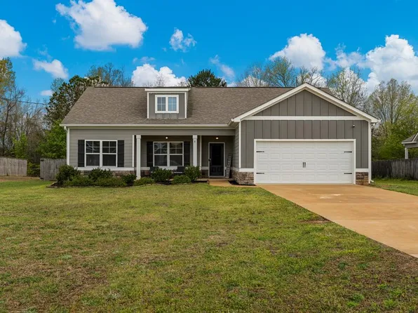 8 Belmont Dr, Fort Mitchell, AL 36856
