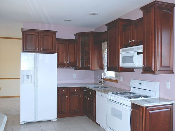 Upgraded Eat-in Kitchen