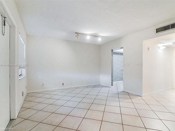 5th image of 215 NE 16th Ave APT 105