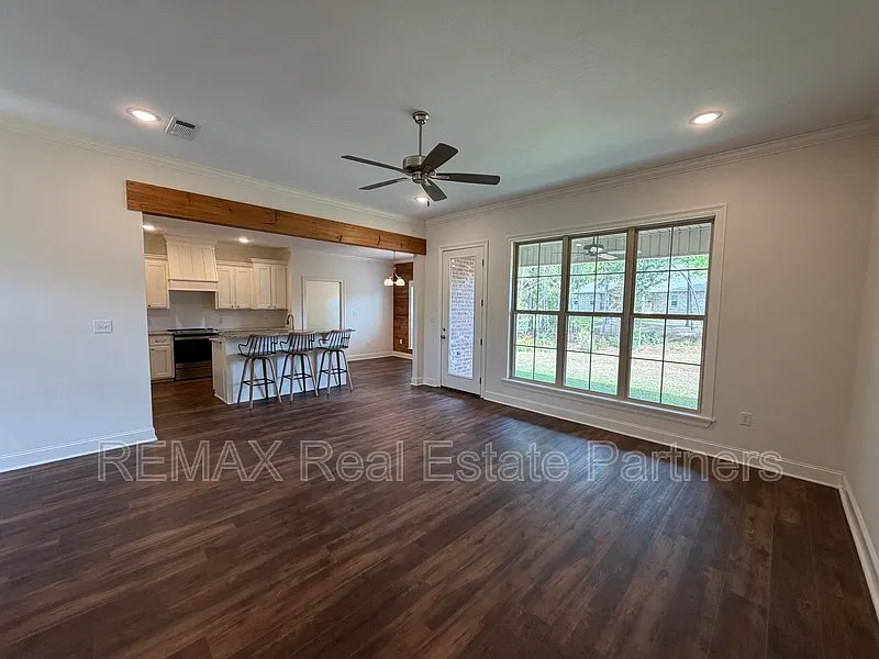 4 bed, 2.0 bath, 1840 sqft, $2,400 — Photo 3
