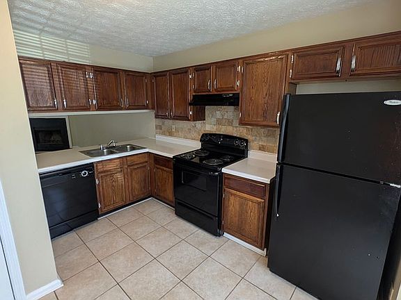 3rd image of 3909 Meadow Creek Dr