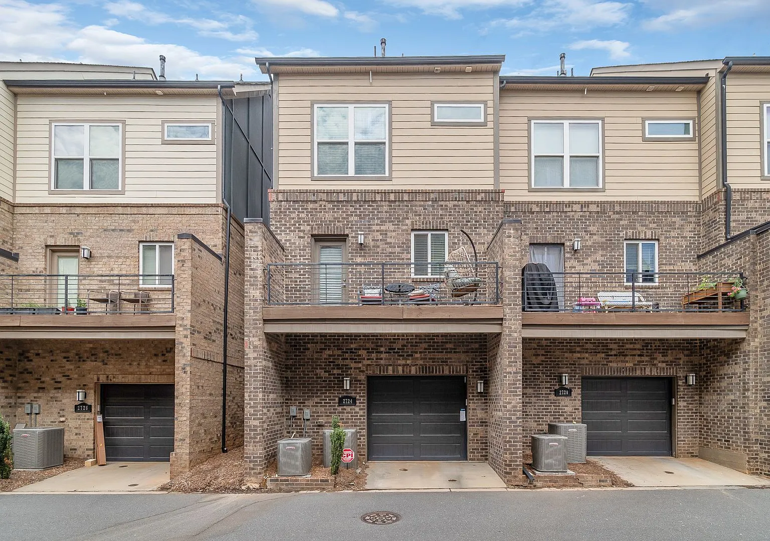 Stunning Townhome With Skyline Views! — Photo 1