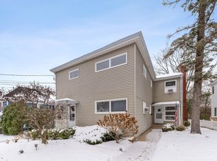 412 E Russell St, Barrington, IL 60010