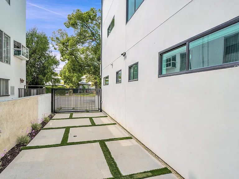 5022 Cahuenga Blvd — Photo 35