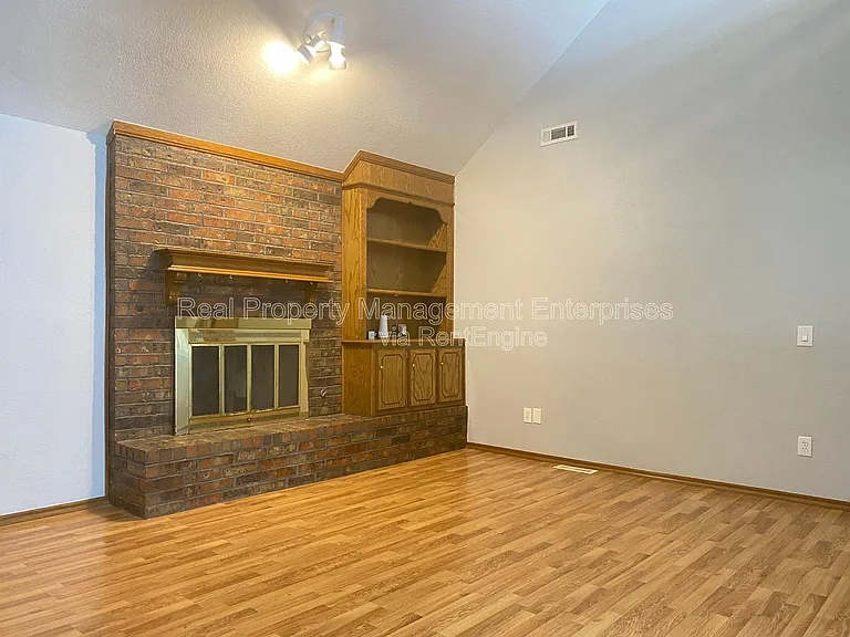 1304 SE 3rd St — Photo 3