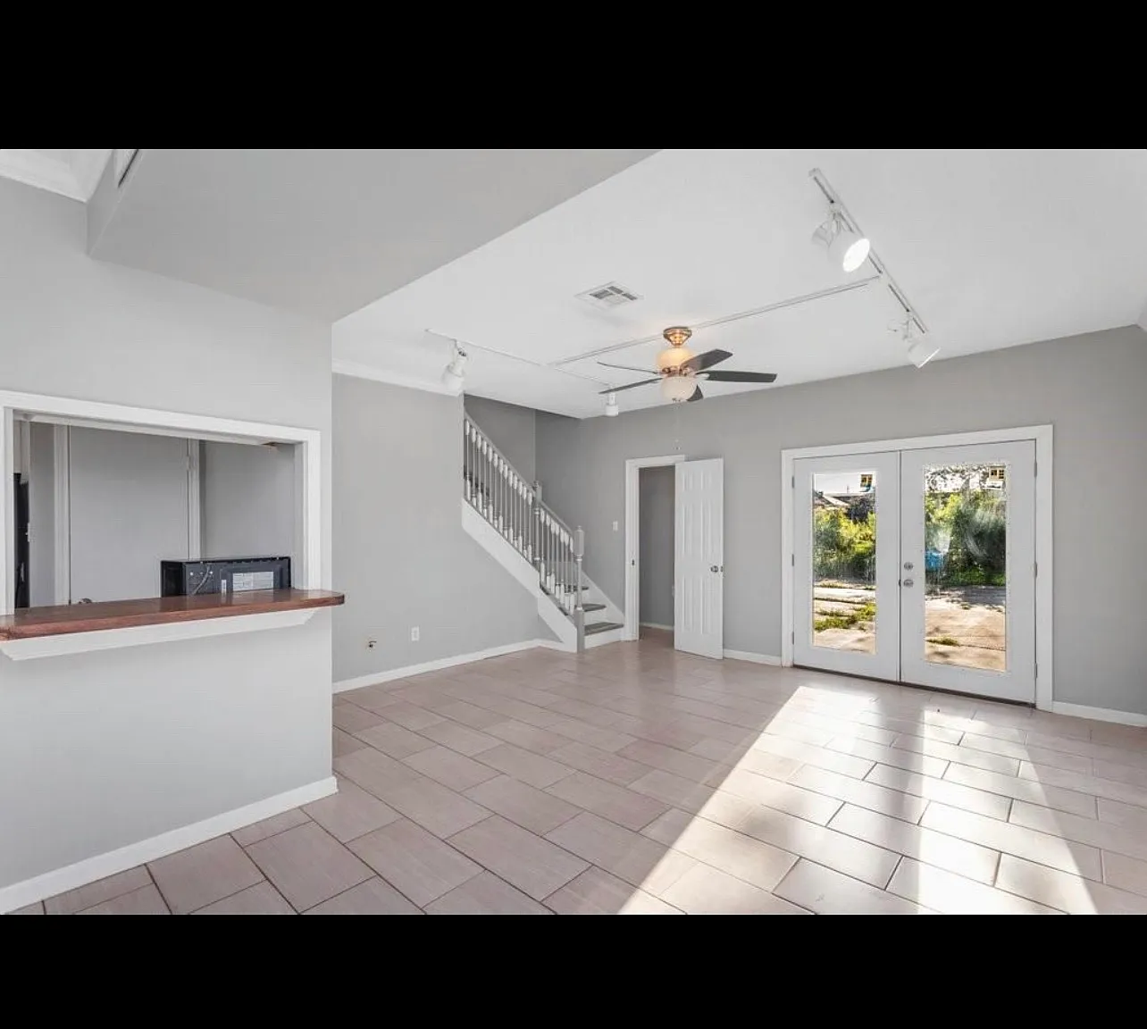 2 bed, 1.5 bath, 1370 sqft, $1,400 — Photo 3