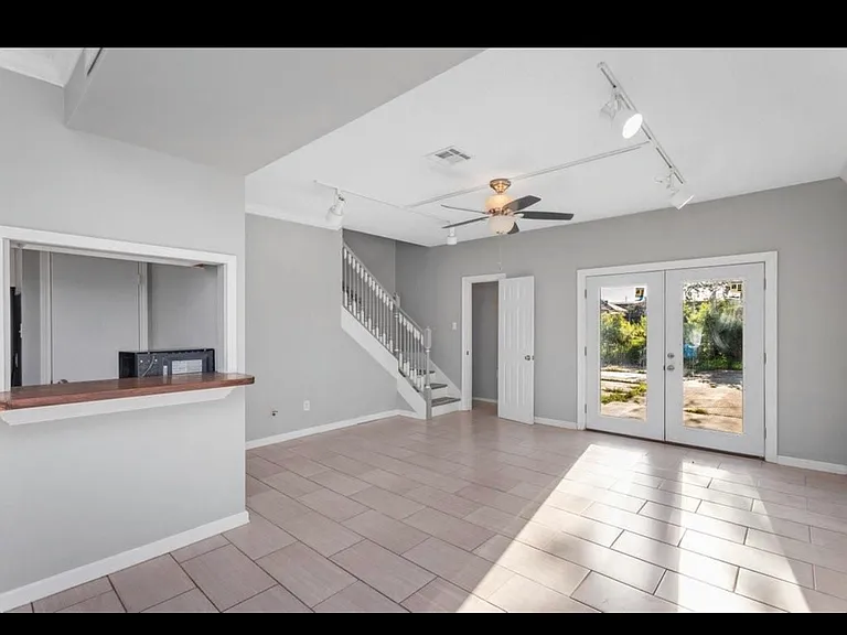 1911 Hodges St — Photo 3