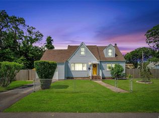 60 Andrews Ave, Wheatley Heights, NY 11798