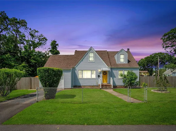 60 Andrews Avenue, Wheatley Heights, NY 11798