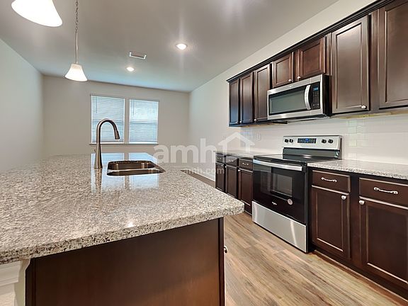 3rd image of 381 Banyan Forest Dr