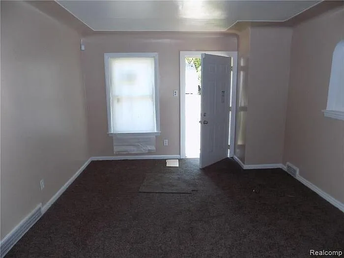 18708 Shaftsbury Ave — Photo 6