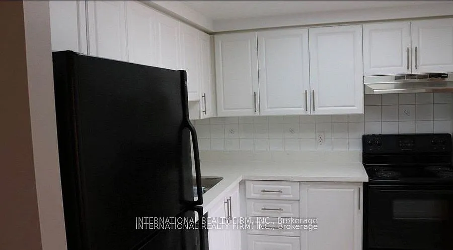 135 Hillcrest Ave — Photo 1
