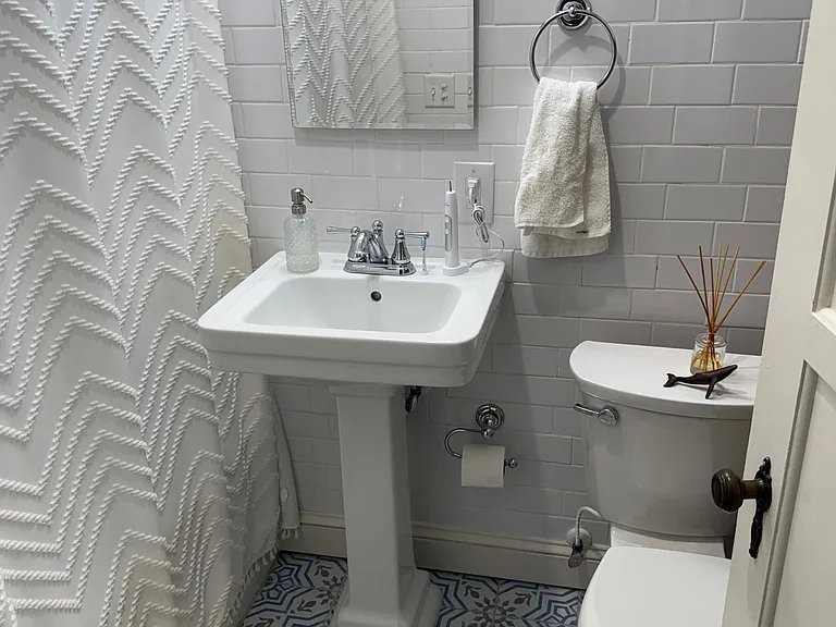 bathroom with tub/shower combo