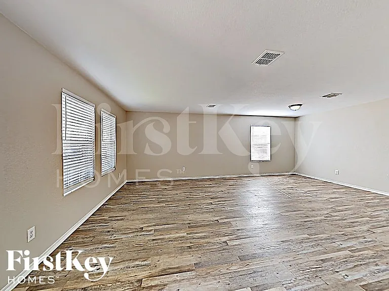 2801 Spencer Cir — Photo 3