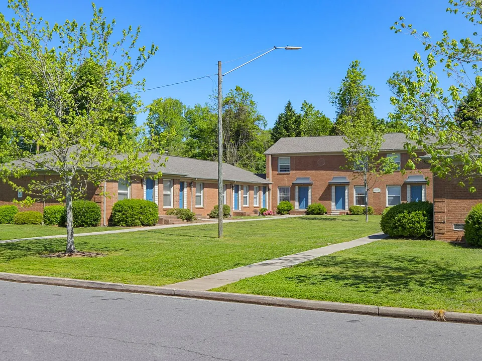 Well-Appointed Apartments in a Vibrant East Charlotte Neighborhood with Renovated Units Available