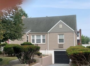 5 Hawthorne Ln, Valley Stream, NY 11581