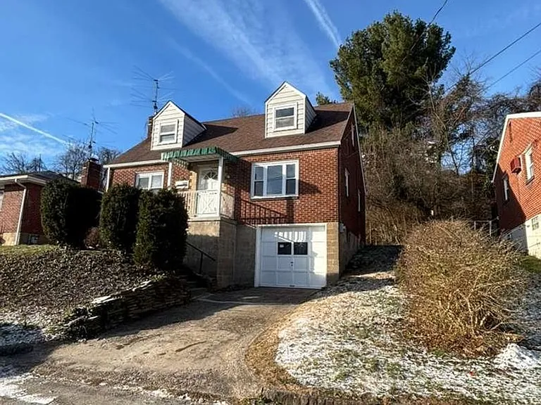 1221 Graham Ave — Photo 1
