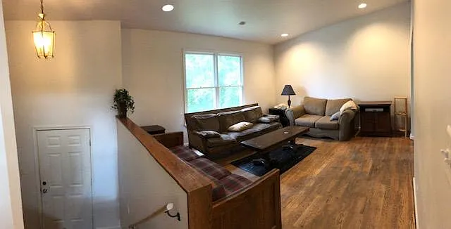 8 bed, 3660 sqft, $4,000 — Photo 3