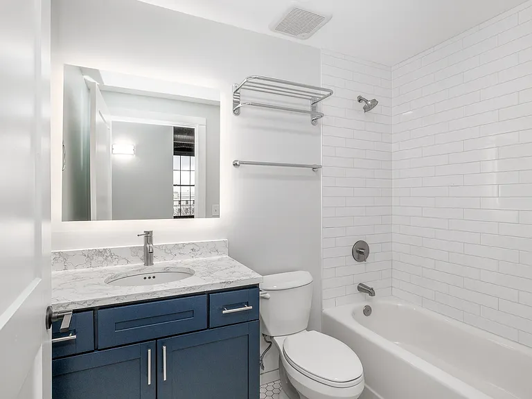Hotel Street Apartments — Photo 16