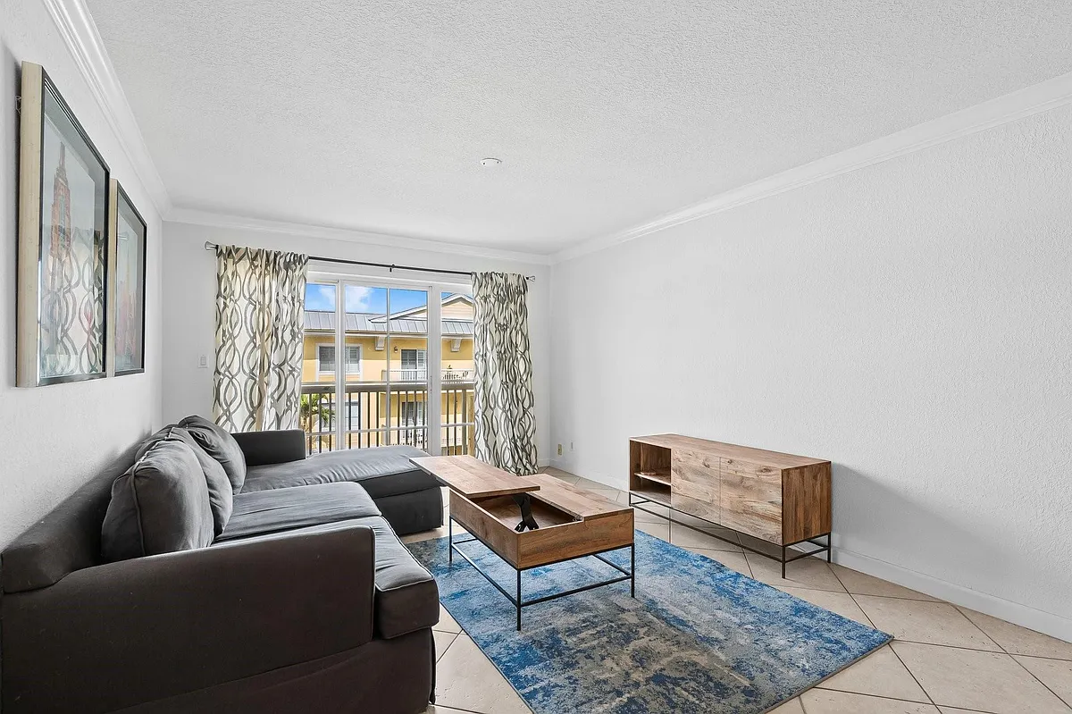 Building Photo - 1515 E Broward Blvd #326