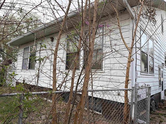2nd image of 1013 E Chandler Ave