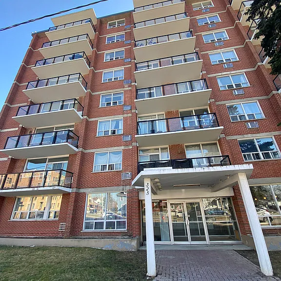 325 Giles Blvd W — Photo 1