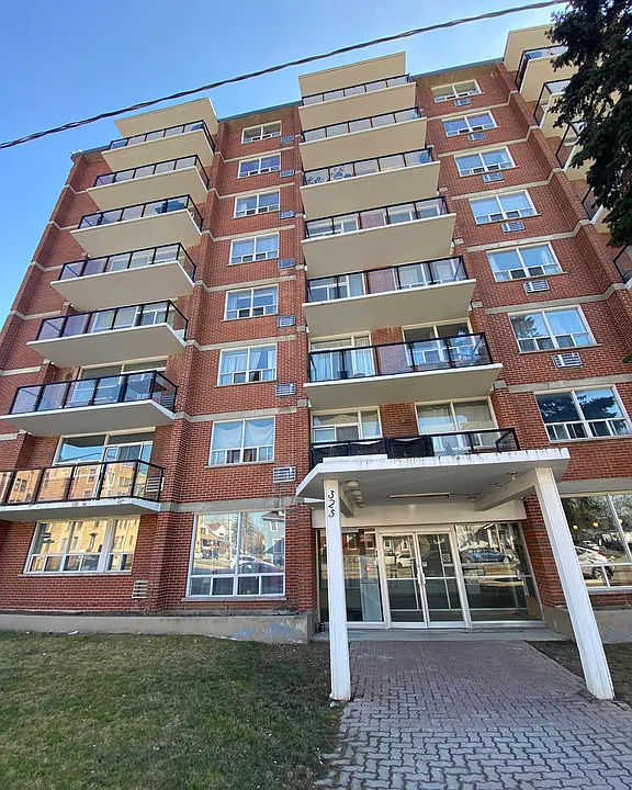 325 Giles Blvd W